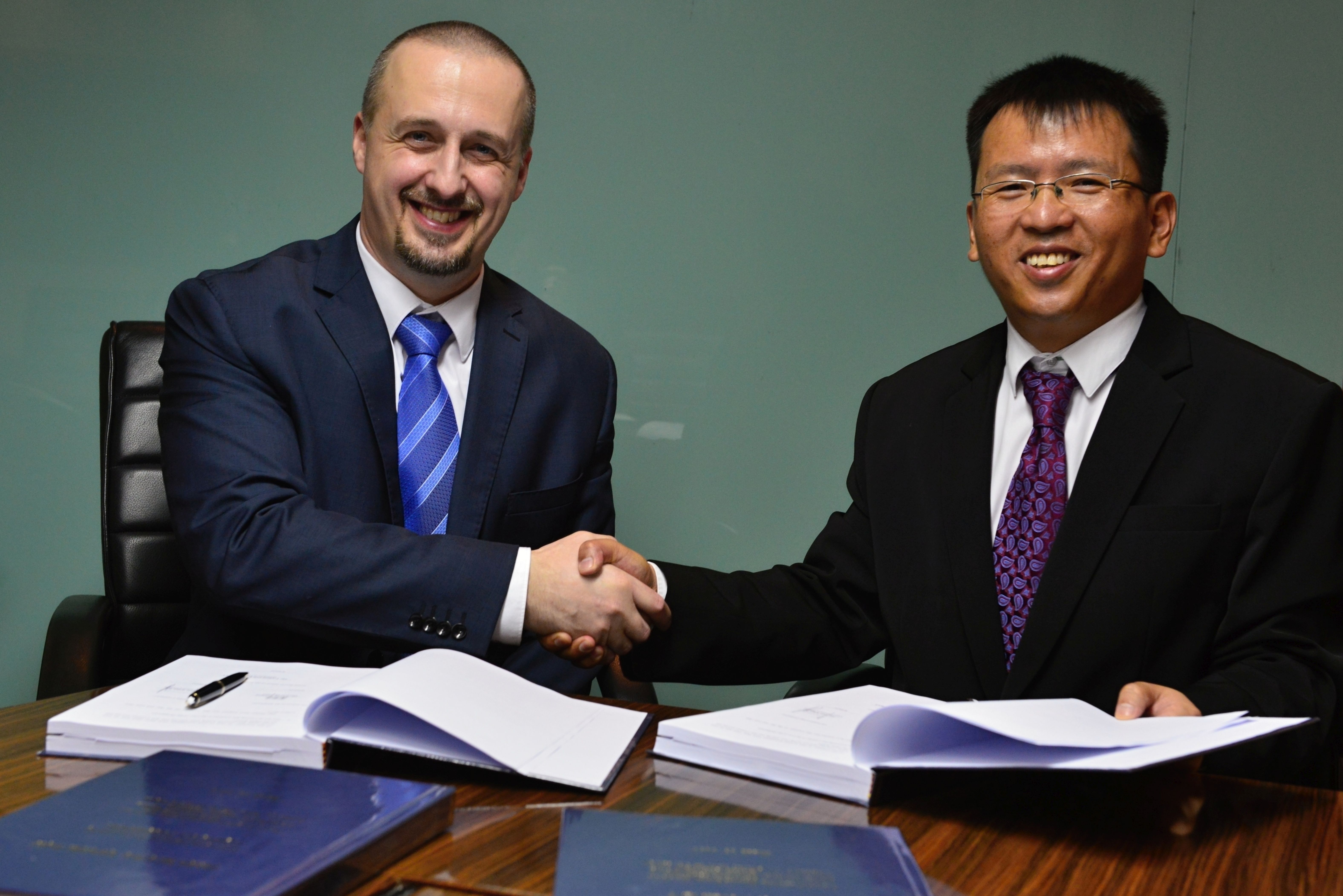 Ředitel ČKD Blansko Small Hydro Petr Kligl (vlevo) při podpisu smlouvy o dodávce hydroelektrárny na Filipíny. foto: ČKD Blansko Small Hdydro