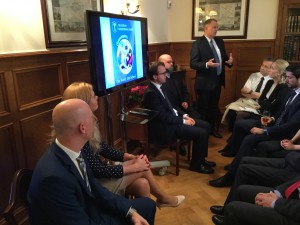 O prezentaci byl velký zájem. Přednášející a posluchače dělilo skutečně málo místa.