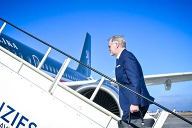 Petr Fiala nastupuje do letadla.