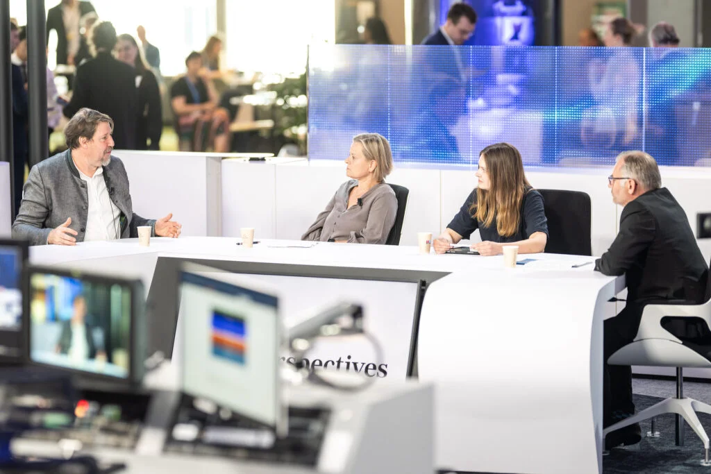 Zleva doprava rakouský europoslanec Thomas Waitz, moderátorka Karolína Novotná, česká europoslankyně Veronika Vrecionová a německý europoslanec Norbert Lins.