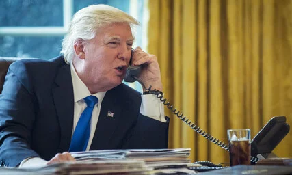 muž telefon
