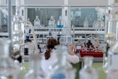 Chemická laboratoř, výzkum. Foto: Pixabay