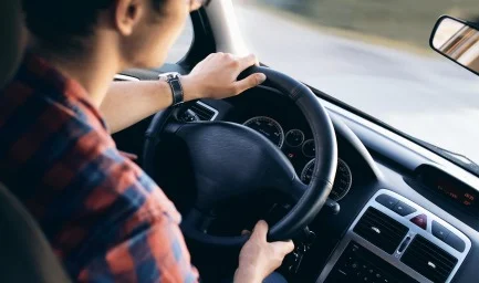 Muž, volant, automobil. Foto: Pixabay