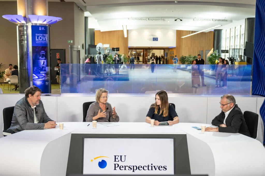 Velká debata o evropském zemědělství (zleva): europoslanec Thomas Waitz (Greens-EFA), europoslankyně Veronika Vrecionová (ECR), moderátor podcastu Karolína Novotná a europoslanec Norbert Lins (EPP / Foto: Evropský parlament
