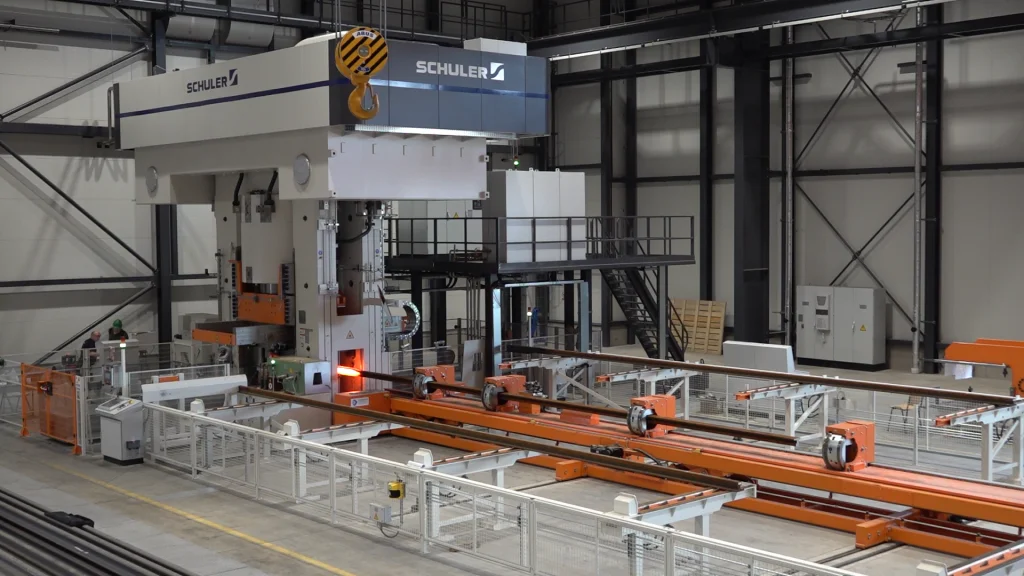 Lisování konců železničních jazyků na automatické lince s hydraulickým lisem. Foto: DT - Výhybkárna a strojírna