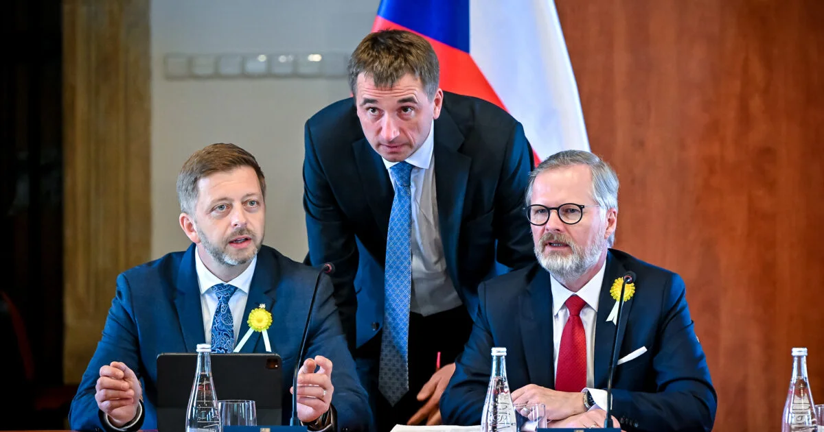 Na snímku zleva 1. místopředseda vlády a ministr vnitra Vít Rakušan, ministr průmyslu a obchodu Lukáš Vlček a premiér Petr Fiala. Foto: Vláda České republiky