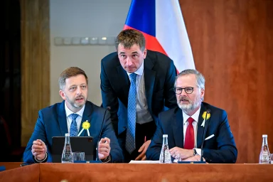 Na snímku zleva 1. místopředseda vlády a ministr vnitra Vít Rakušan, ministr průmyslu a obchodu Lukáš Vlček a premiér Petr Fiala. Foto: Vláda České republiky