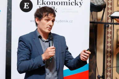 muž s mikrofonem