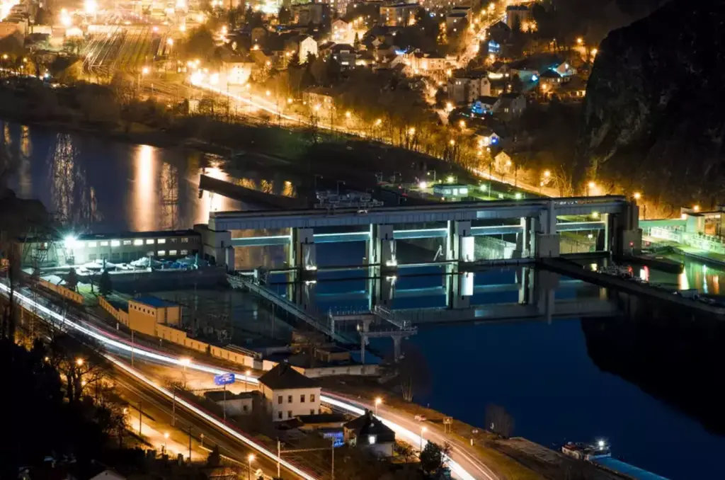 řeka noc