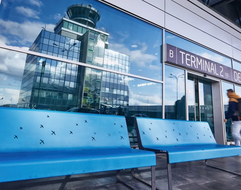 Prostor před Terminálem 2 Letiště Václava Havla Praha. Foto: Letiště Praha