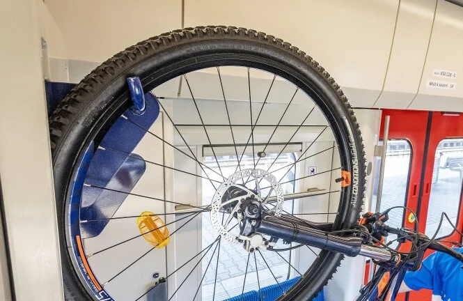 Bicykl, vlak. Foto: České dráhy
