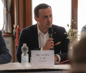 muž mikrofon