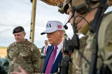 Muž, vojáci, americký prezident. Foto: Bílý dům