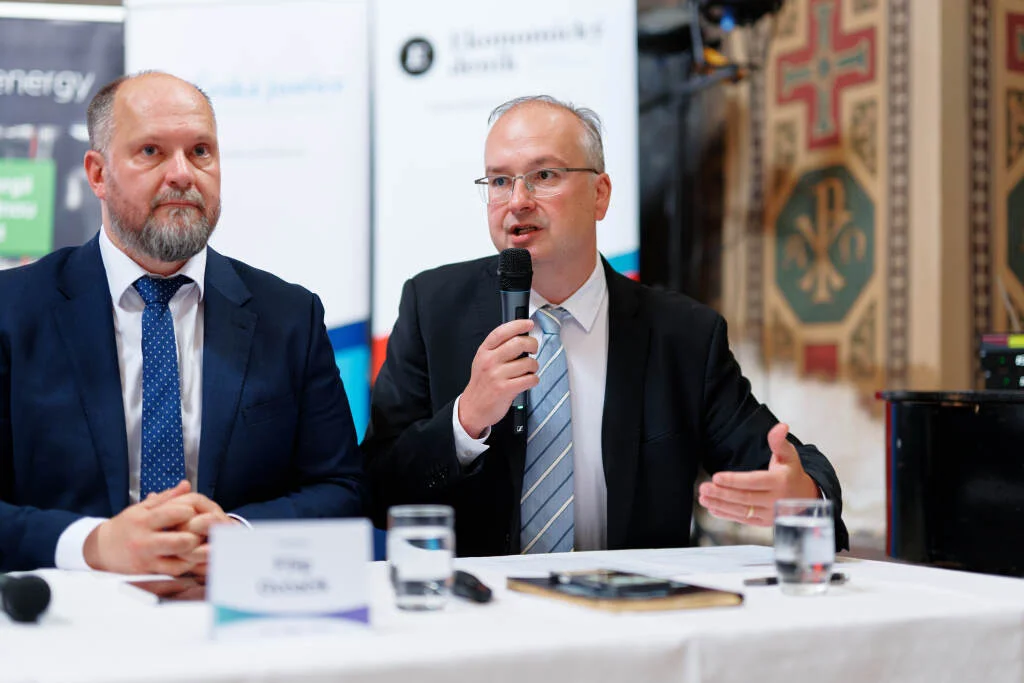 Muži, konference, mikrofon