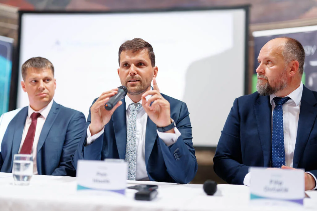 Muži, konference