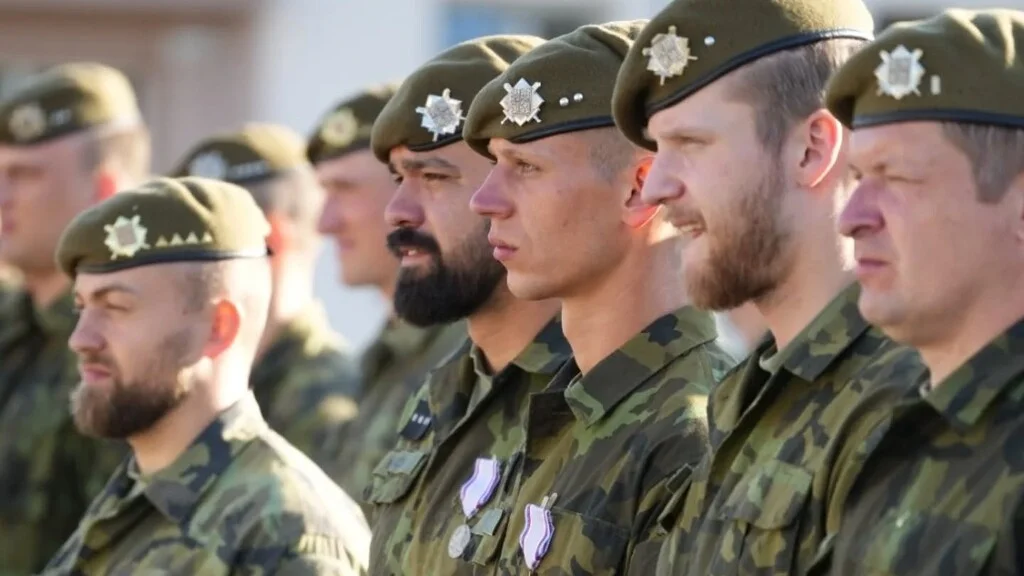 vojáci uniformy