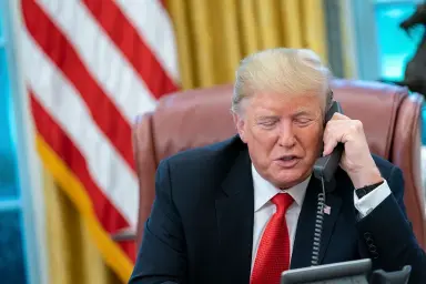 muž telefon