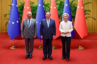 Předseda Evropské rady António Costa, čínský premiér Li Čchiang a předsedkyně Evropské komise Ursula von der Leyenová (zleva doprava) na summitu EU-Čína v Pekingu.