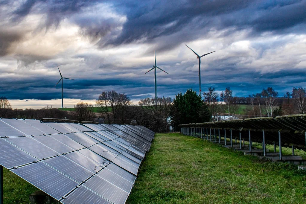solární panely větrná elektrárna