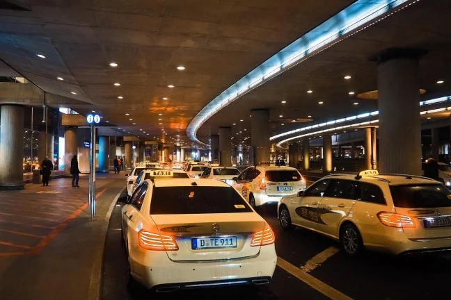 taxi v noci