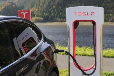 Tesla u nabíječky