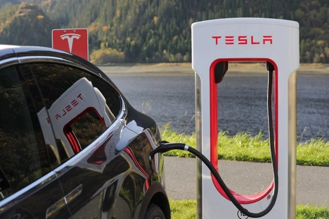 Tesla u nabíječky