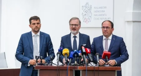 vláda tisková konference