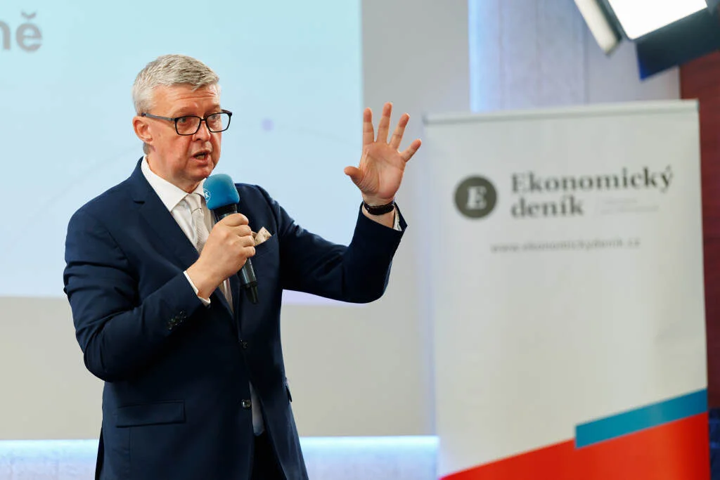 Muž, mikrofon