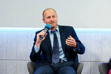 Muž, mikrofon