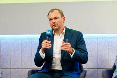 Muž, mikrofon