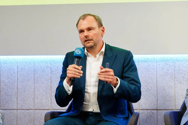 Muž, mikrofon