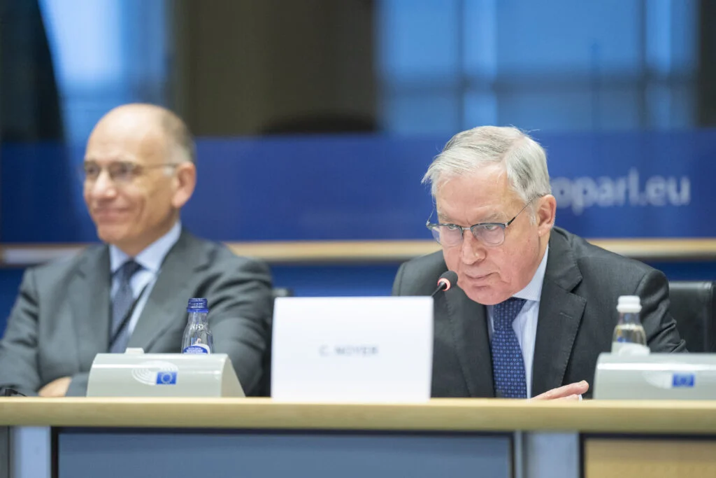 Bývalý italský premiér Enrico Letta (vlevo) a bývalý guvernér francouzské centrální banky Christian Noyer.