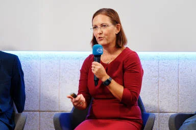Žena, mikrofon