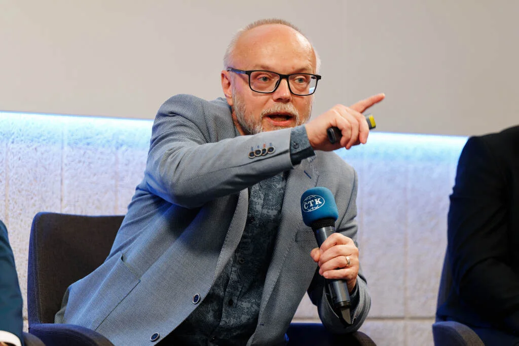 Muž, mikrofon