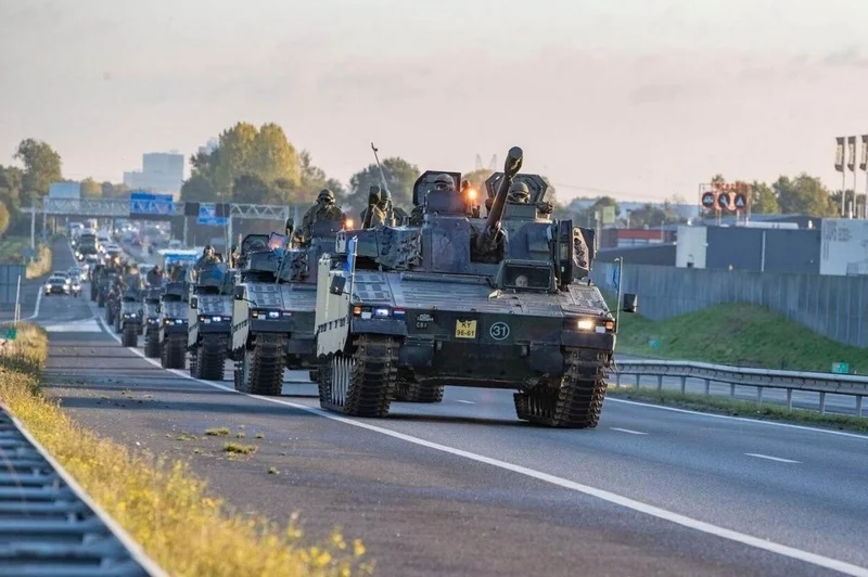 vojenská těžká technika na dálnici