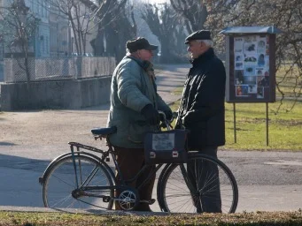 důchodci s koly