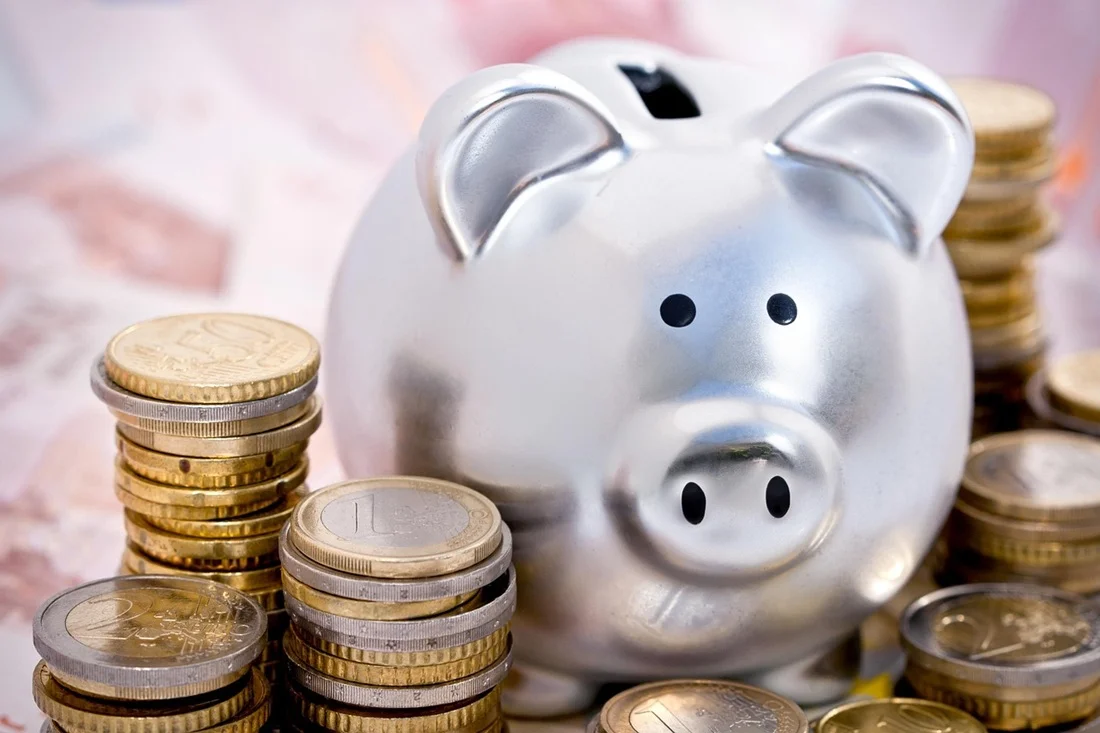 Peníze neukládejte, ale investujte! Brusel chce převychovat opatrné „spořílky“