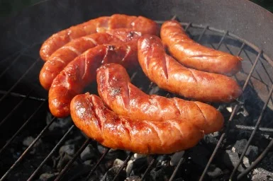 klobásy na grilu
