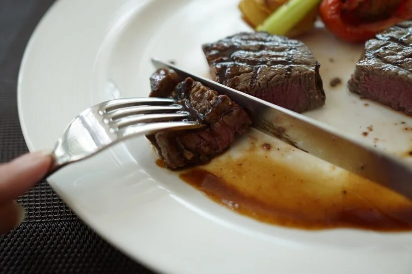 steak na talíři