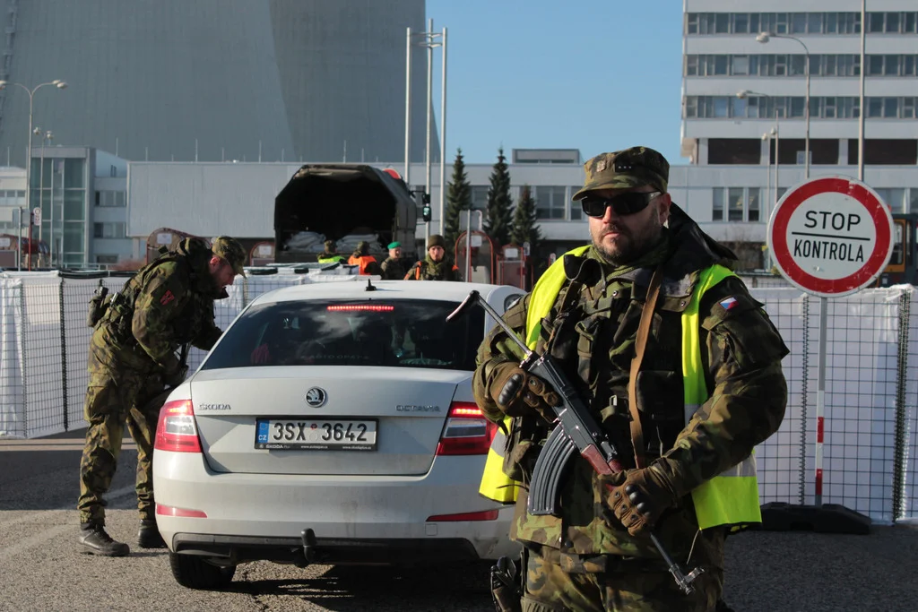voják cvičení elektrárna