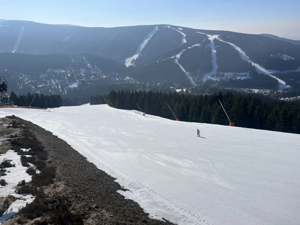 České hory naráží na cenový strop. Skipasy zdraží málo, konkurence Alp je silná