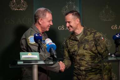 Velitel vzdušných sil NATO generál James B. Hecker a generál Řehka