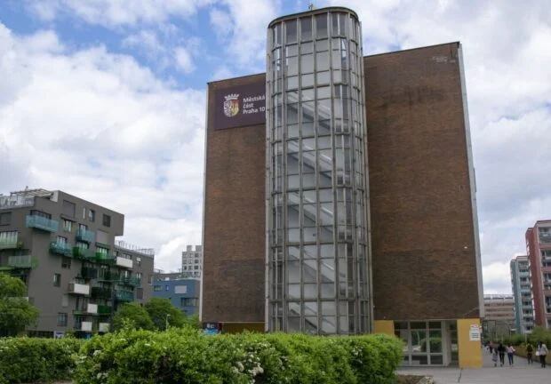 budova staré opuštěné radnice Prahy 10