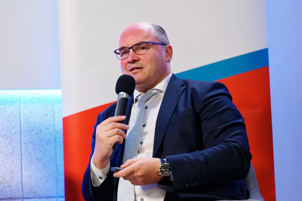 Snižování spotřeby energií v budovách je dnes miliardový byznys. Zajímá i banky