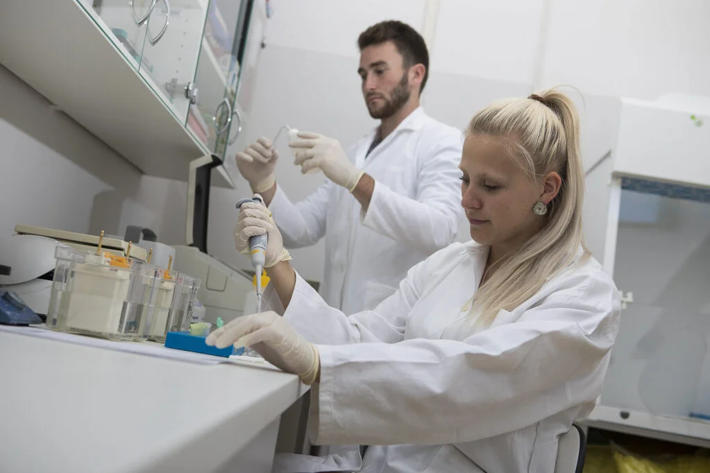 Další zdražení armádní stavby. Za co obrana v „tajné“ laboratoři připlatí