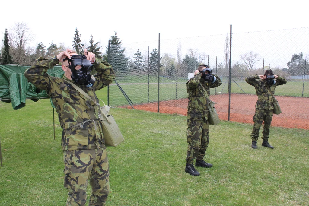 vojáci plynové masky