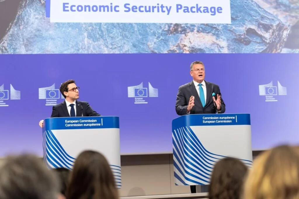 evropský komisař pro prosperitu a průmyslovou strategii Stéphane Séjourné (vlevo) a komisař pro obchod Maroš Šefčovič