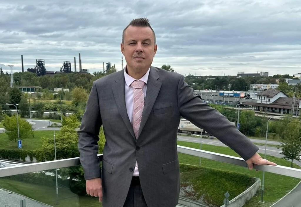 Odhalil poslance Rajchla ve filmu pro dospělé. Známý youtuber přišel o insolvenci