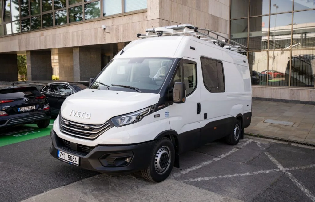 Novinka odhalila stovky přestupků. Řidičům vidí až do kabiny