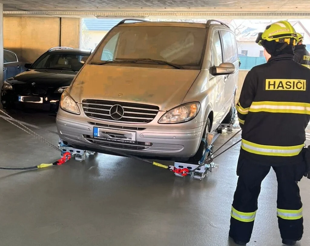 Auta bez STK zaplevelují ulice. Jak se s nimi umí města a obce vypořádat?